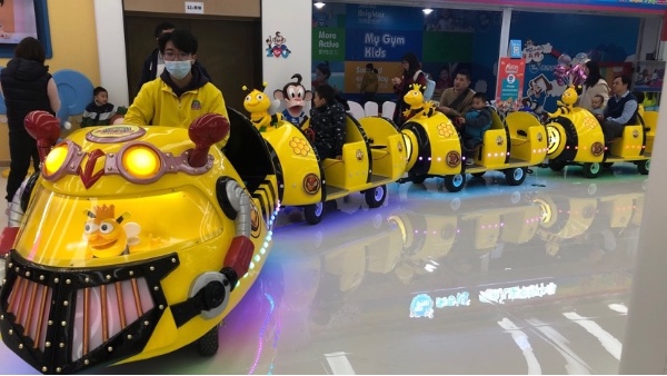 智樂(lè)無(wú)軌小火車(chē)停靠在星趣童堡(中山星河COCO City店)