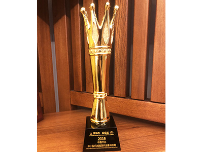 智樂2019年中國杰出中小型機械類游樂設(shè)備供應(yīng)商獎杯